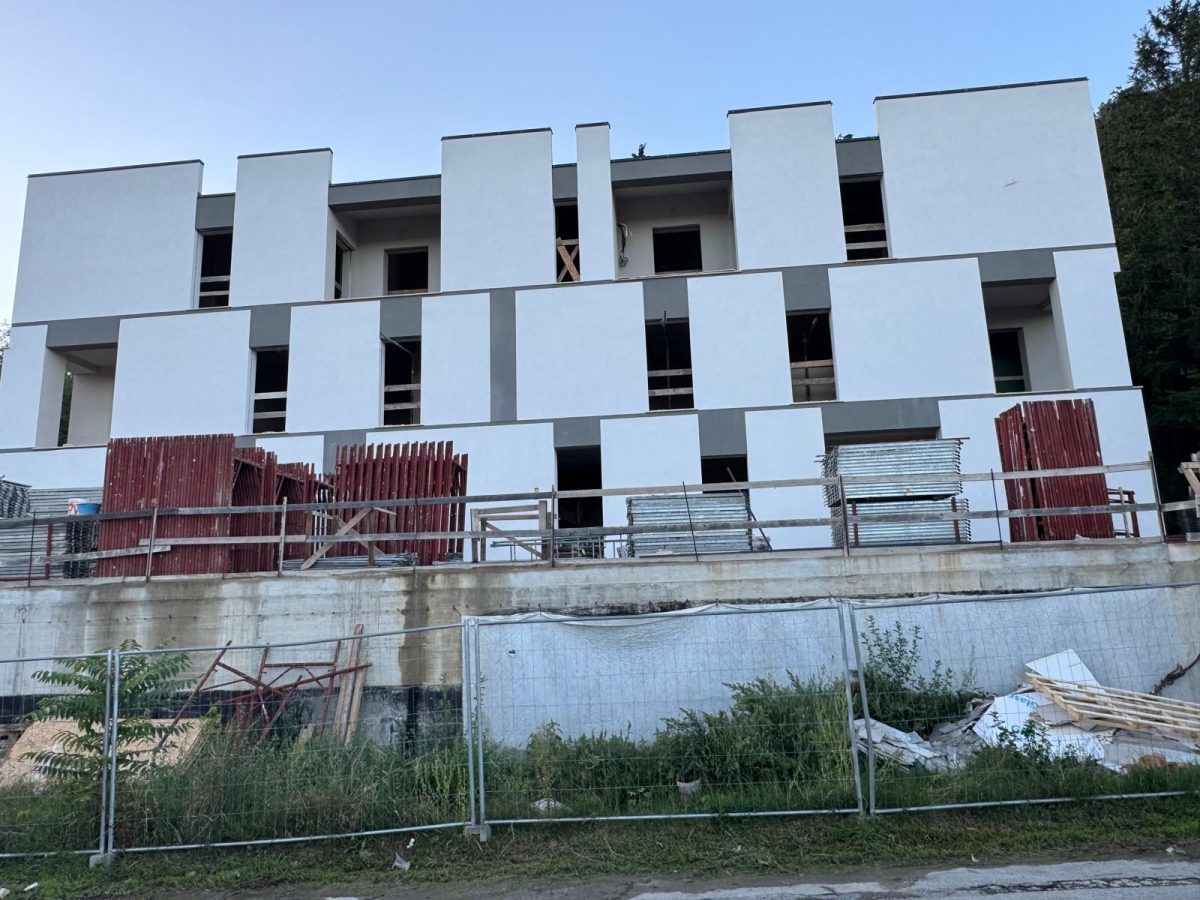 Applicazione dell'intonachino a frattazzo in un cantiere A.S.H.